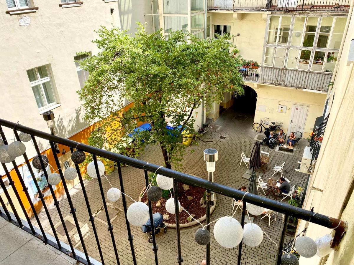 Urban Jungle Apartment Old Town Air Conditioned Братислава Екстер'єр фото