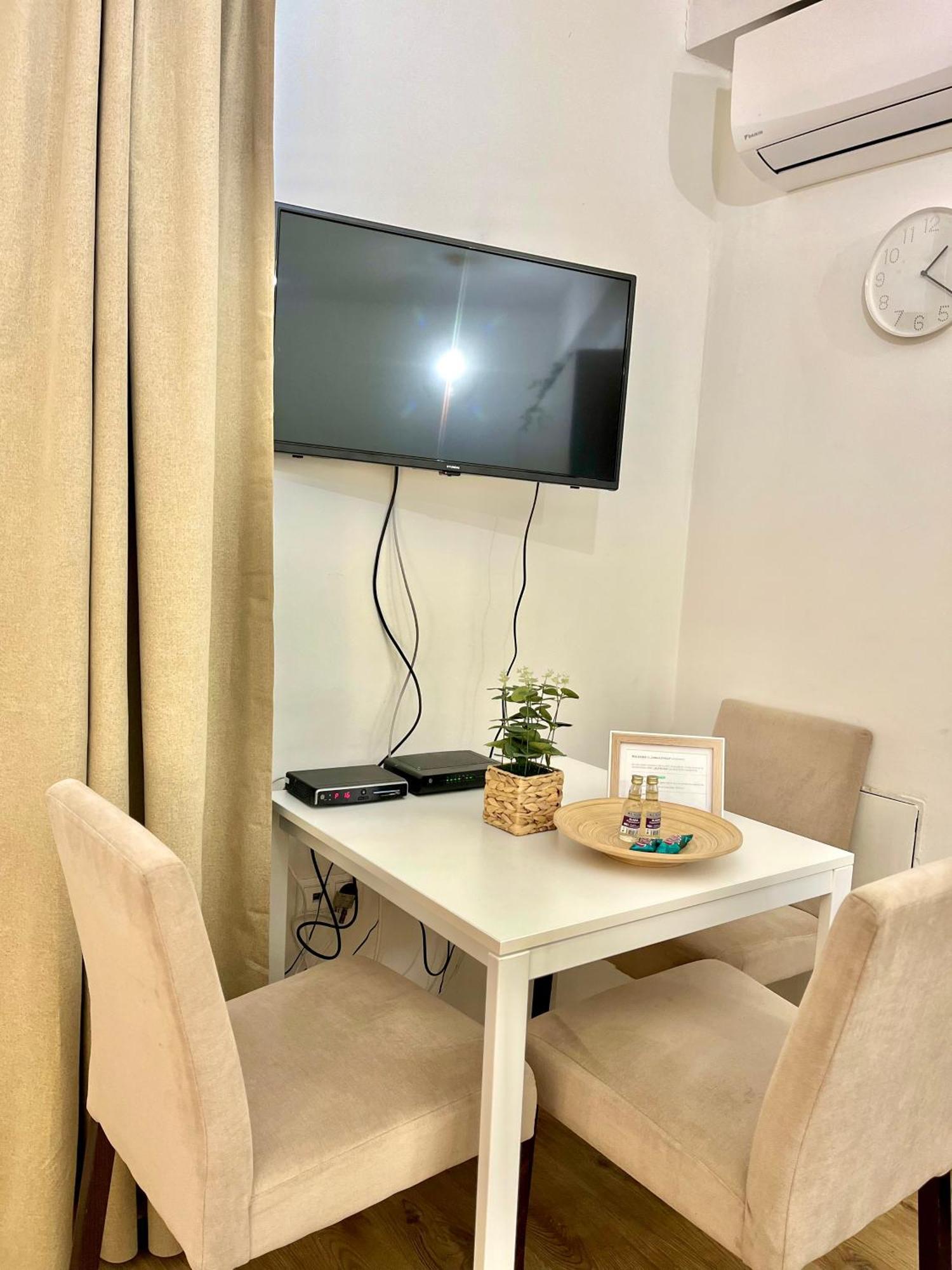 Urban Jungle Apartment Old Town Air Conditioned Братислава Екстер'єр фото
