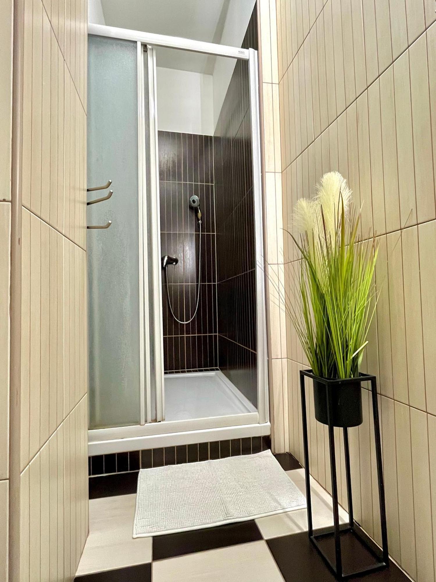 Urban Jungle Apartment Old Town Air Conditioned Братислава Екстер'єр фото